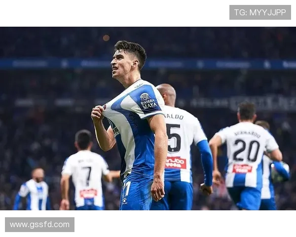 足球新锐球员近期表现稳健,持续提升备受期待 足球新锐球员近期表现稳健,持续提升备受期待