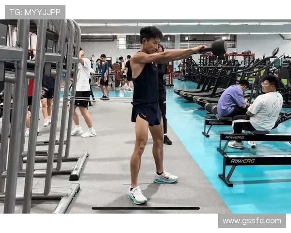 吴向东训练完直接去超市抢打折菜，这反差谁懂