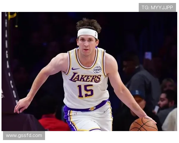 奥斯汀·里夫斯在防守端对位库里展现提升，三分出手更具威胁